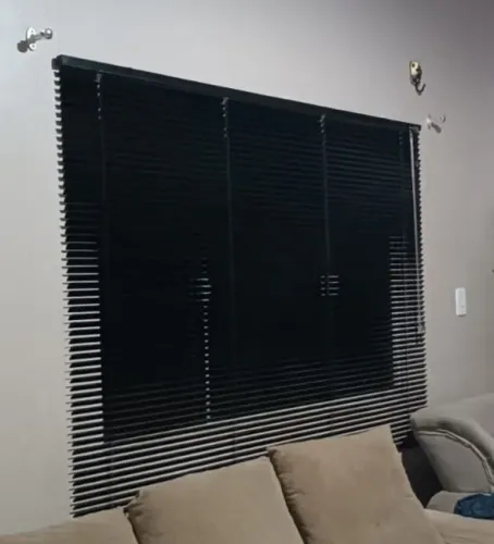 Persiana preta janela