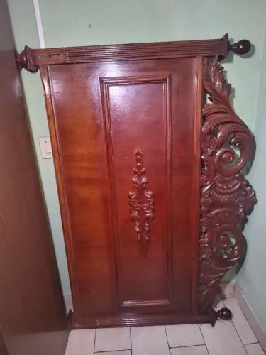 Cama de casal de madeira