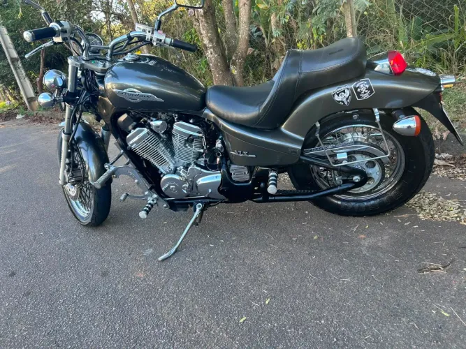 Vendo shadow 600cc ano 2002 moto toda revisada. Vários acessórios moto de total 