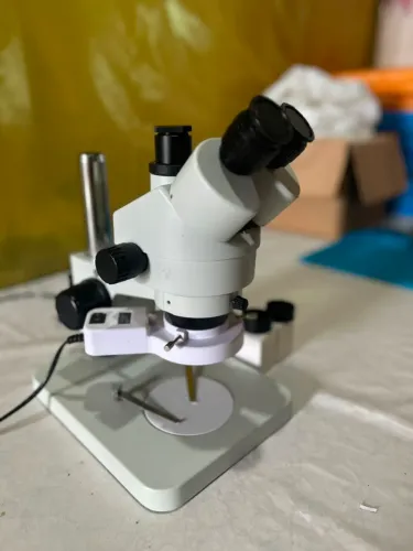 Microscópio trinocular