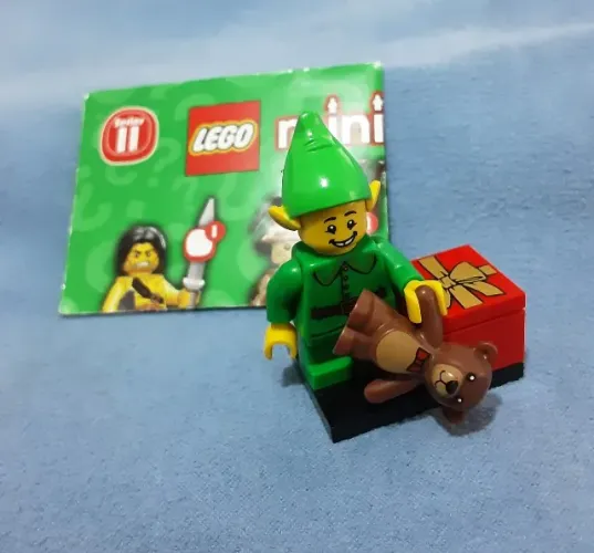 LEGO minifigura Holiday Elf, Series 11 (completa, com base, acessórios e catálogo)