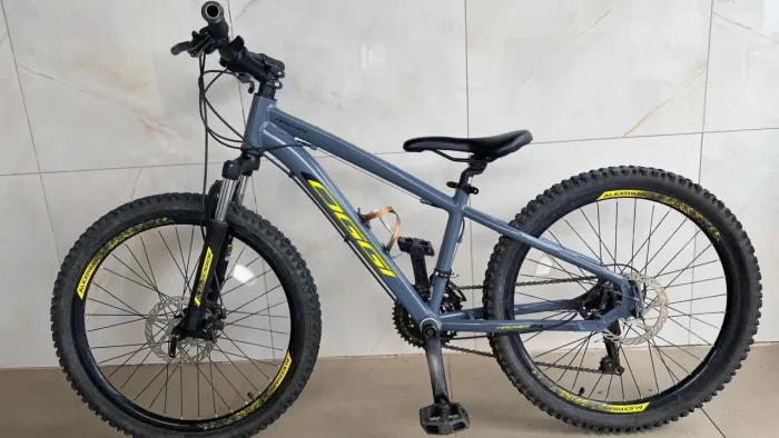 Excelente bike aro 24 semi nova, sem defeito. 1/2 de uso, sem detalhe, p kid de 6 a 9 anos