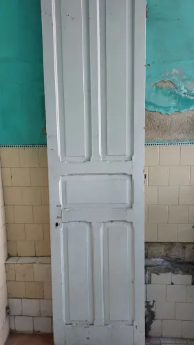 Porta antiga madeira maciça almofadada, altura 2m68cm ,largura 70cm ,3cm de pura madeira. 