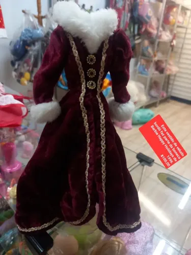 Este vestido de veludo bordô faz parte da boneca Barbie Happy Holidays de 1996.