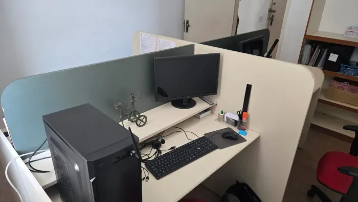 Mesa com 4 lugares para escritório