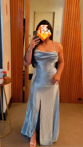 Vestido azul acetinado para evento