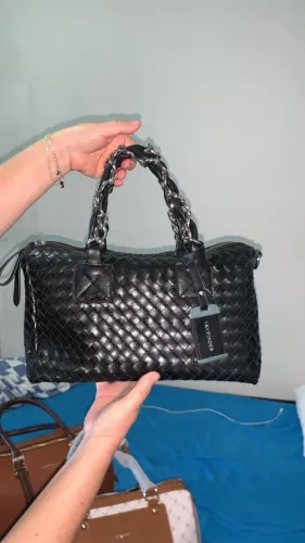 Vendo tudo pra loja feminina  bolsas carteiras notebook etc 