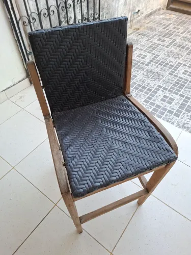 Banqueta Alta de Madeira e Fibra Sintética