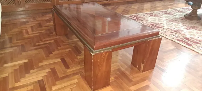 Mesa de centro retangular de madeira. 