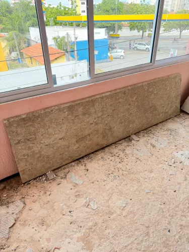 Bancada de mármore bege travertino