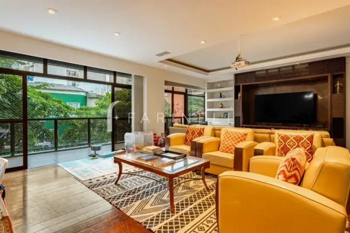 Excelente apartamento próximo ao metrô na quadra da praia no Leblon.