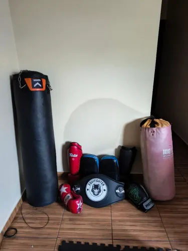 Vendo sacos de pancada, aparadores, luvas e caneleiras de Muay Thai/boxe