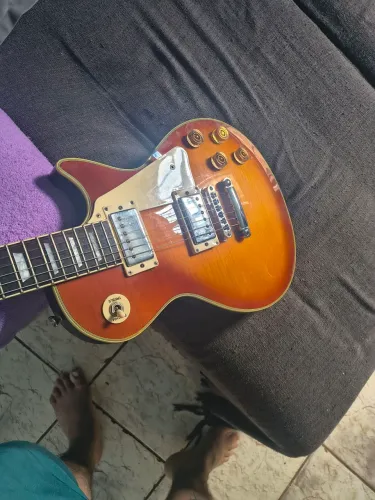 Vendo ou troco guitarra Lespaul Memphis sem detalhes