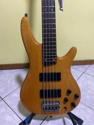 Baixo Ibanez 5 cordas ativo