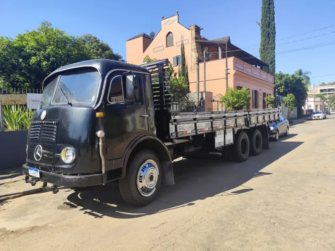 Caminhão Mercedes Benz 