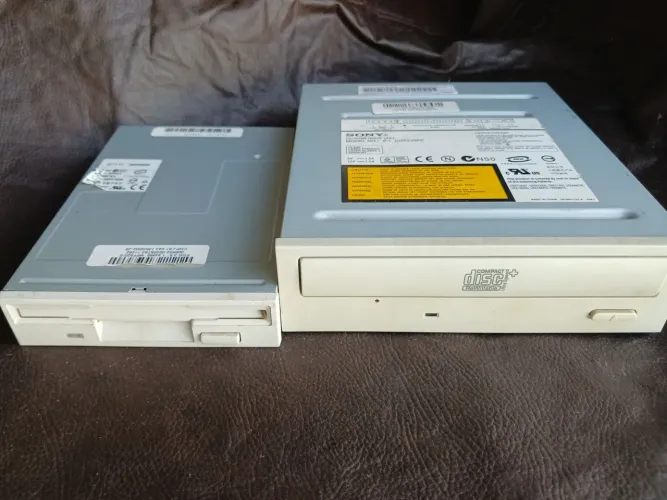 Drive 3,5 e CD-R/RW e cabos -RELÍQUIA