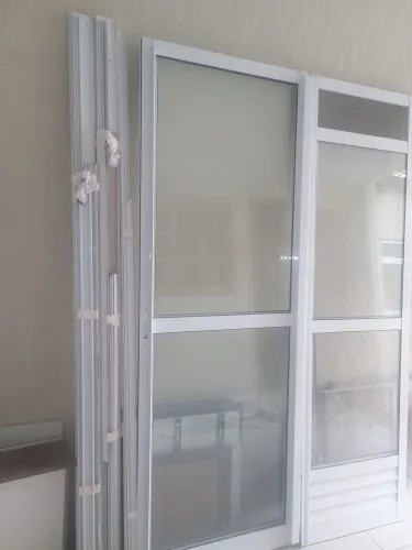 Porta de Correr em Alumínio Branco com Vidro