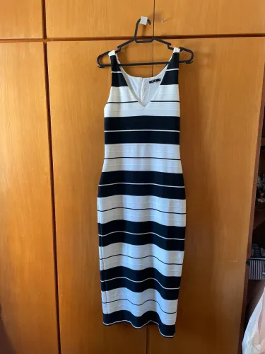 Vestido canal cru e preto em ótima conservação . Tamanho p
