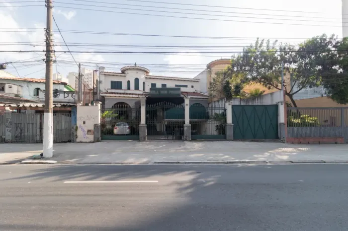 Casa comercial na Avenida Dom Pedro I, 998 - 990 770 m²