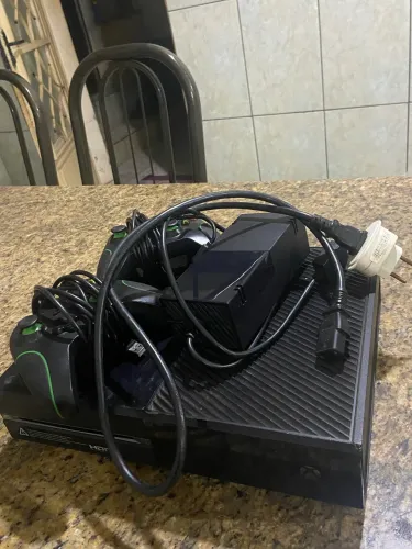 Vendo Xbox one, com duas manetes paralelas e conector bi volt, tem fifa 25, * ?
