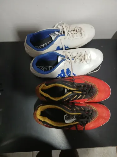 2 pares de chuteira 42/43 em perfeito estado no valor de 190 reais. Pagou levou.