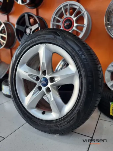 Jogo de rodas e pneus usados - Original Ford Focus - aro 16 + Pneus 2 Goodyear e 2 Superia