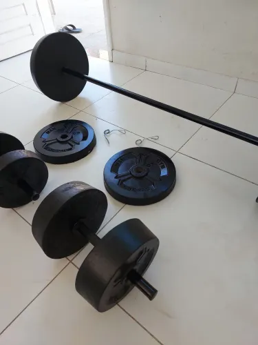Kit de pesos e barras para musculação