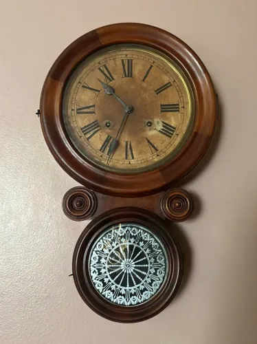 Relógio antigo de Parede que bate de hora em hora