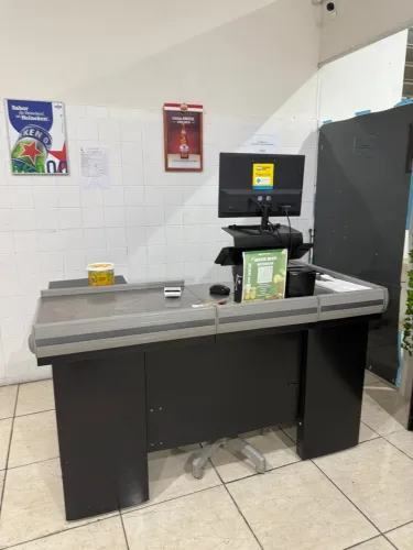 Caixa de supermercado preto e inox