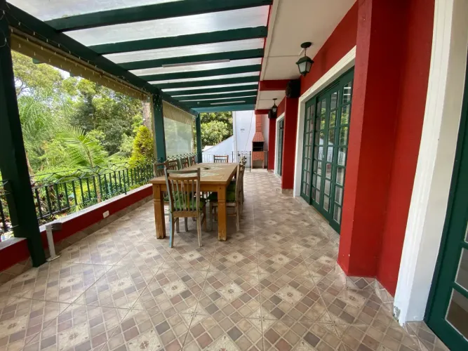 Linda Casa com 670 m² à venda ou para locação na Granja Viana no Condomínio Fazendinha