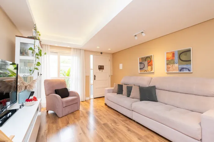 Casa com 3 quartos (1 suíte com closet), espaço gourmet e 195m². Pronta para morar com con