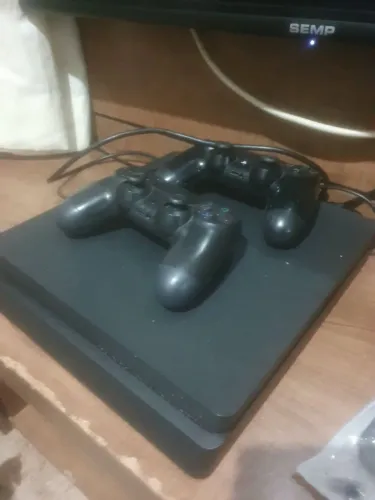 PlayStation 4 + 2 Controles Originais + 2 Jogos