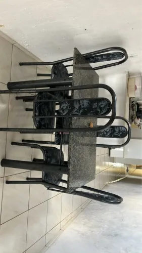 Mesa de jantar com 4 cadeiras 