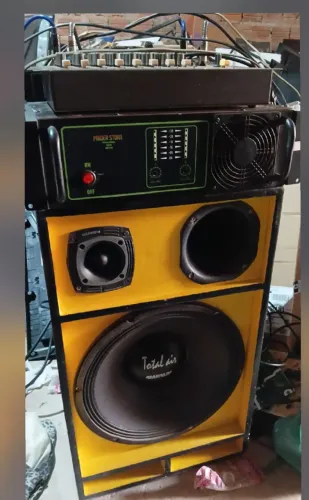 Vendo esse som ele vai com as caixas a parede fosse ele é potente