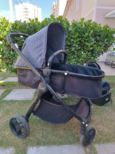Vende-se Carrinho de bebê + bebê conforto Burigotto usados.