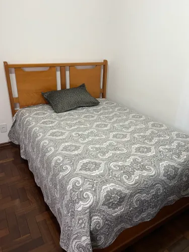 Cama de Casal de Madeira maciça com colchao