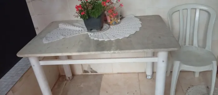 Mesa e armário usados 