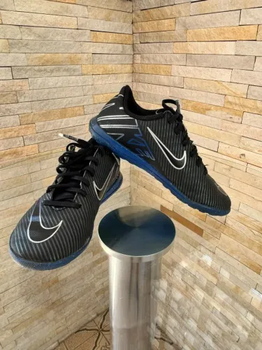 CHUTEIRA SOCIETY NIKE - MERCURIAL - PRETA/AZUL -Nº 34