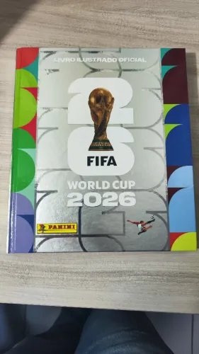 ÁLBUM COMPLETO DA COPA 2026 CAPA DURA PRATEADO, INCLUINDO AS FIGURINHAS DA COCA COLA