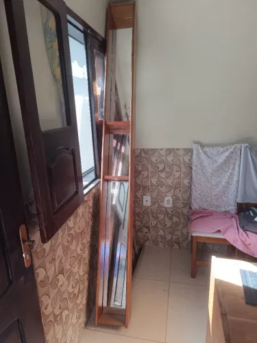 Prateleira de cedro com espelho no interior