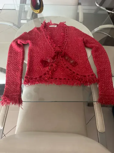 Casaco/cardigan da marca Carmim de Crochê