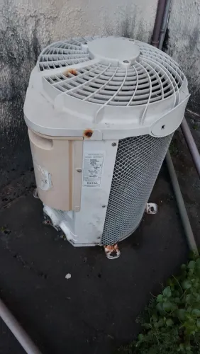 Ar condicionado Midea 9.000 BTUs, inverter, com defeito 