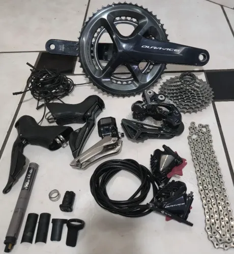 Grupo dura ace eletrônico de 11 velocidade.