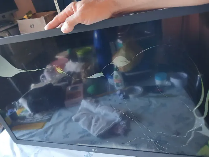 Tv de 42 polegas e outraveeb32 tela quebrada mas funcionando sansung e LG