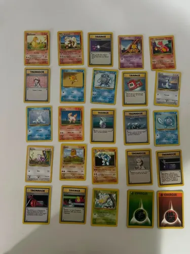 25 Cartas diferentes de Pokémon do Base set ( praticamente 1/4 da coleção)