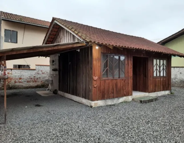Casa para locação próximo à Tupy e ao Hospital Regional Hans Dieter Schmidt