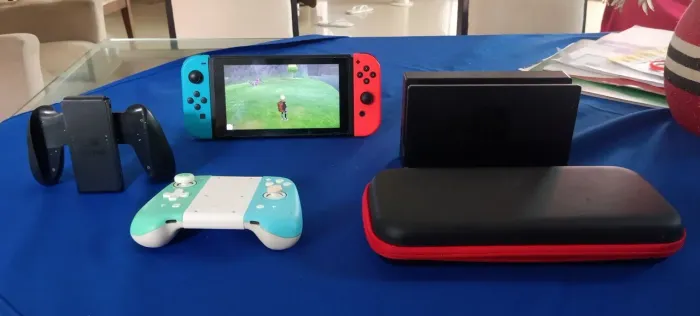 Nintendo Switch Desbloqueado + Par de joycons extra + Case