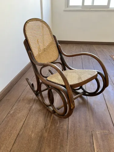 Cadeira de balanço original Gerdau, tamanho médio, fabricada no Brasil 1950.