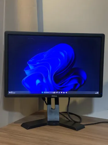 Monitor Dell P2213T 22 com Base Ergonômica Giratória