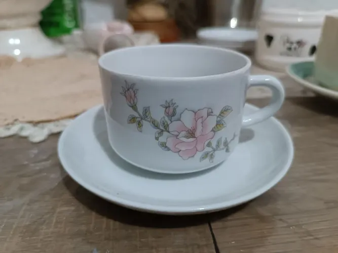 Xícara de chá e pires em porcelana